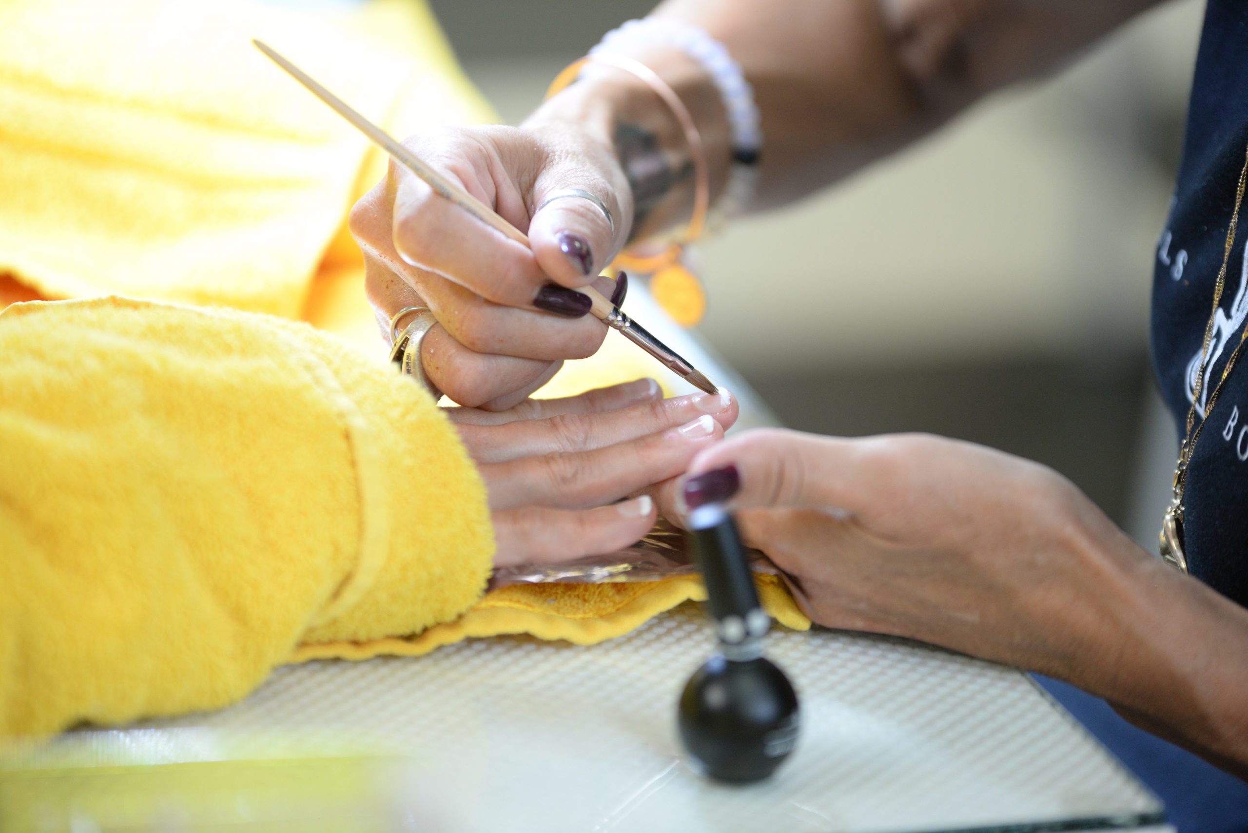 how much does a nail technician make per hour